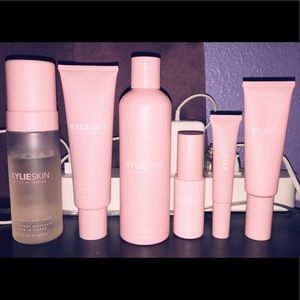Kylie Skin Set